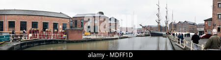 Grand voilier historique saisissant cale sèche pour l'entretien des quais de Gloucester en Angleterre Banque D'Images