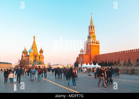 Moscou, Russie - 15 avril 2018. Des dizaines de voyageurs, promenade à travers la Place Rouge à Moscou et la chance de visiter et photographier la cathédrale St Basile selfies ou faire le 15 avril 2018 à Moscou, Russie Banque D'Images