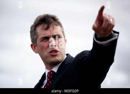 Le Secrétaire à la défense, Gavin Williamson au cours d'une visite à RAF Lossiemouth, Moray, où il a lancé la construction d'une nouvelle maison pour les aéronefs de patrouille maritime et montent à bord de l'US Navy P-8un avion de patrouille maritime. Banque D'Images