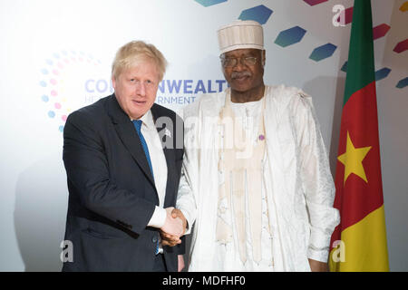 Secrétaire des affaires étrangères Boris Johnson est titulaire d'une réunion bilatérale avec le Premier Ministre du Cameroun Philemon Yang à Lancaster House à Londres au cours de la réunion des chefs de gouvernement du Commonwealth. Banque D'Images