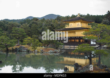 Le Kinkaku-ji, le Temple d'or, au Japon s'installer se répercutent dans le lac par une froide journée d'hiver. Banque D'Images