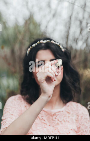 Woman's hand holding un oeuf de caille Banque D'Images