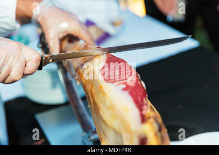 Man slicing un jamon iberico de bellota Banque D'Images