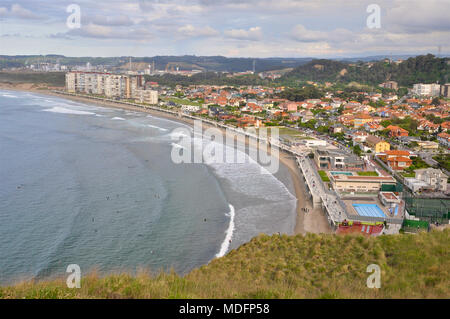 Vue panoramique vue aérienne de Playa de Salinas beach avec Real Club Naútico, promenade de la plage et de chalets (Salinas, Castrillon, Asturies, Espagne) Banque D'Images