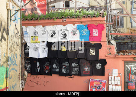 Athènes, Grèce - 20 février 2016 : cadeaux t-shirts en vente sur l'ancien mur de la maison. Scène de rue dans le centre-ville de Plaka à Athènes, Grèce. Banque D'Images