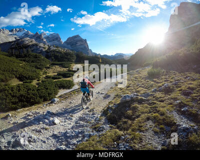 Femme Vtt,Fanes Sennes,Parc National de Cortina D'Ampezzo, le Tyrol du Sud, Italie Banque D'Images