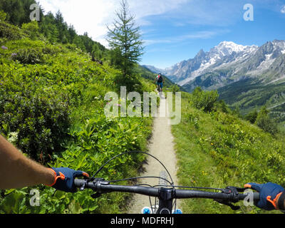Deux hommes du vélo en montagne Dolomites,Cormayeur,Italie Banque D'Images