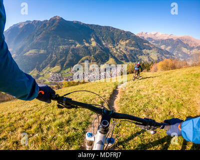 Deux hommes du vélo en montagne Dolomites Tyrol du Sud,Meran,Italie, Banque D'Images