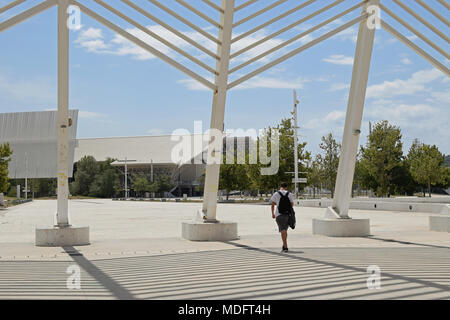 Athènes, Grèce - 30 août 2017 : l'Homme en marche vers le stade olympique d'Athènes. Banque D'Images