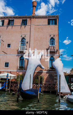 Soutien de la sculpture monumentale : mains prends de l'eau à Venise pour mettre en évidence le changement climatique Banque D'Images