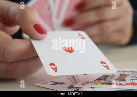 Woman's hand holding un as de cœur carte à jouer Banque D'Images