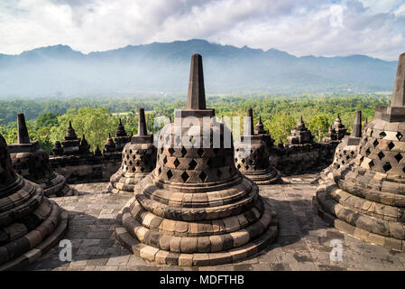 Stupas, Borobudur, Java central, Indonésie Banque D'Images