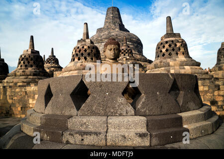 Statue de Bouddha et stupas, Borobudur, Yogyakarta, Indonésie Banque D'Images