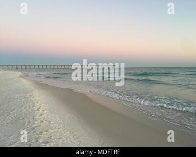 Pier sur la plage de Pensacola, Santa Rosa Island, Floride, États-Unis Banque D'Images