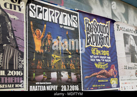 Athènes, Grèce - avril 9, 2016 : mur avec des affiches de concert hard rock live musique par les Scorpions et garage punk par l'explosion sonore et Mongrelette Banque D'Images