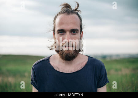 Portrait d'un bel homme avec un top knot Banque D'Images