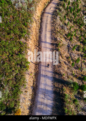 Homme marchant le long d'une route de terre, Wandiligon, Victoria, Australie Banque D'Images