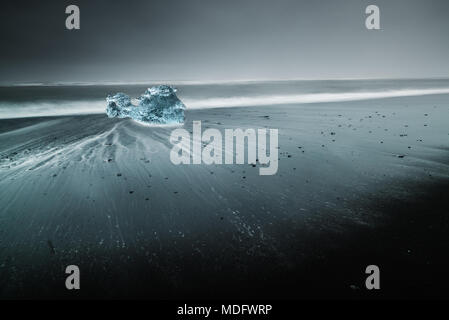 Formation de glace sur plage de sable noir, Islande Banque D'Images