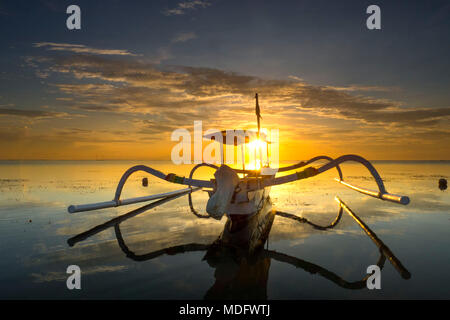 Bateau traditionnel jukung sur la plage, Jember, East Java, Indonésie Banque D'Images