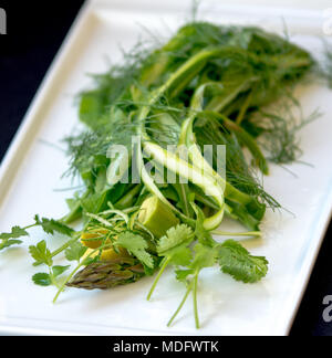 Les asperges et salade d'herbes Banque D'Images