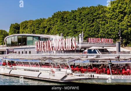 Restaurant sur le bateau Bateaux Mouches. Paris. France Banque D'Images