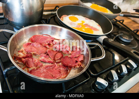 Pastirma turc / pastrami bacon dans une poêle à la maison Banque D'Images