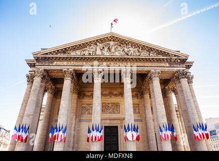 Haut de la façade du Panthéon à Paris, France Banque D'Images