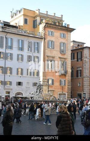 Les foules à la fontaine du panthéon de la Piazza della Rotonda. Il a été conçu par Giacomo della Porta en 1575 et en 2002 qu'en par Leona Banque D'Images