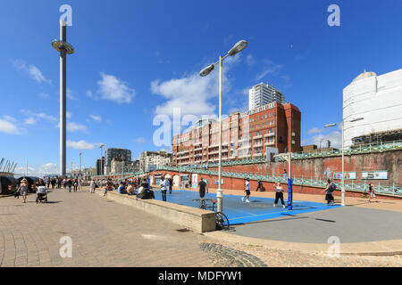 Brighton, Royaume-Uni - 1 août 2017 : les touristes admirer la vue incroyable de manche et de la ville, le British Airways d'observation i360 towe Banque D'Images