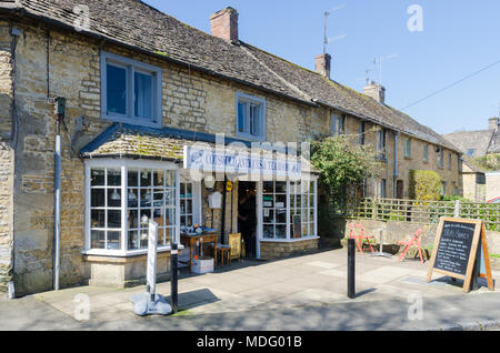 Antiquités de Cotswold et salon de thé dans le populaire village de Cotswold Bourton-on-the-water, Gloucestershire dans soleil du printemps Banque D'Images