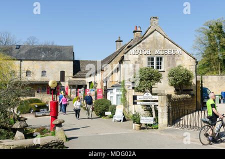 Musée des véhicules à moteur de Cotswold dans le populaire village de Cotswold Bourton-on-the-water, Gloucestershire dans soleil du printemps Banque D'Images