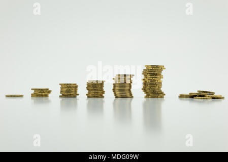 Pile de pièces d'or, six rangées isolé sur fond blanc avec clipping path (sans ombre). Et de plus en plus d'économiser de l'argent concept Banque D'Images