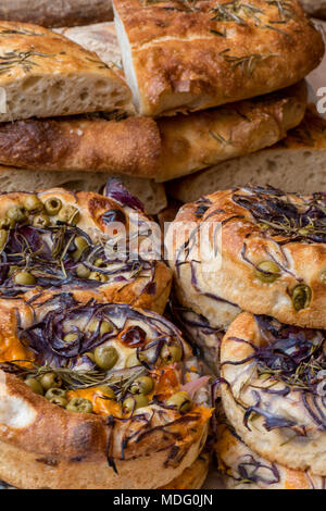 Vente de produits pour la boulangerie artisanale et affichée sur un étal à Borough Market à Londres. aliments fraîchement préparés et de pains et pâtisseries à pâtisserie en vente Banque D'Images