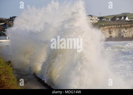 L'état de la mer avec de grandes vagues se brisant sur des rochers à Freshwater Bay, île de Wight, Royaume-Uni Banque D'Images