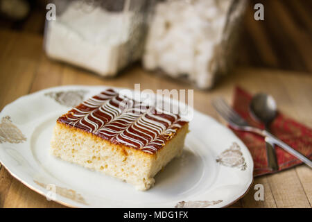 Dessert Gateau Eponge Trilece Des Balkans Pudding A Base De Lait Avec Trois Photo Stock Alamy