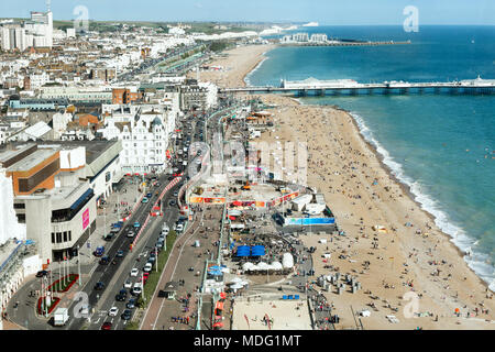 Vue aérienne de la côte ensoleillée de l'été, Brighton, sept Sœurs sur l'horizon Banque D'Images