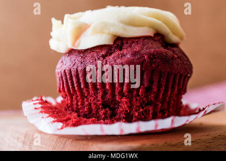 Red Velvet Cupcake à la crème sur la surface en bois. Concept de dessert. Banque D'Images