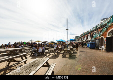 Les gens ont reste à Brighton costline restaurants, manche, tour i360 Banque D'Images