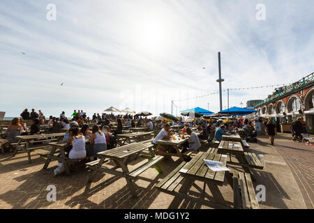 Les gens ont reste à Brighton costline restaurants, manche, tour i360 Banque D'Images