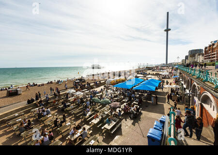 Les gens ont reste à Brighton costline restaurants, manche, tour i360 Banque D'Images