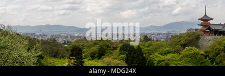 Belle vue panoramique sur Kyoto du temple Kiyomizu-dera, Japon Banque D'Images