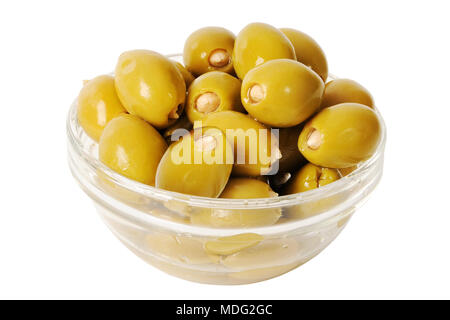 Olives vertes sans pierre dans un bol. Rempli d'olive avec du fromage. Olive verte dans un bol en verre isolé sur fond blanc Banque D'Images