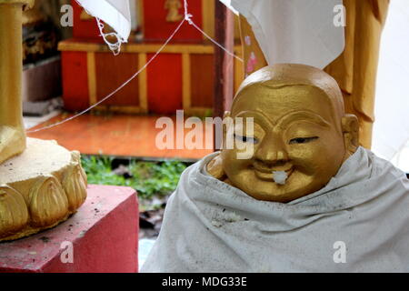 Le riz collant offrant sur un Bouddha en or enveloppé dans le blanc pour le carême bouddhique au motif de Pha That Luang. Vientiane, Laos, 2015. Banque D'Images