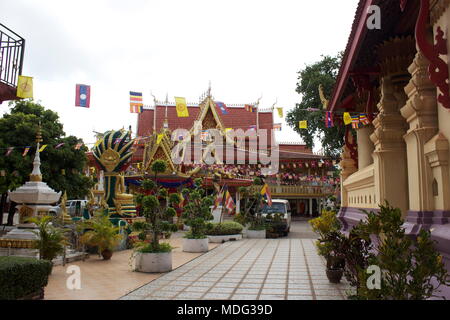 Temple bouddhiste Wat Chanthaboury décorée de drapeaux bouddhistes et Lao. Vientiane, Laos, 2015. Banque D'Images