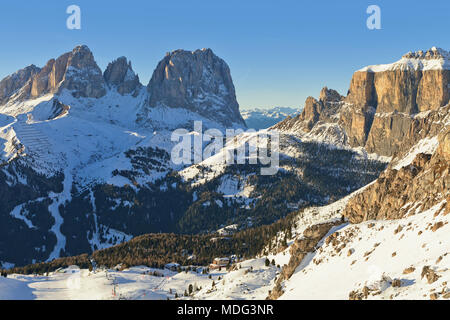 Vue de la vallée ensoleillée de Belvedere Val di Fassa, domaine skiable de la région Trentin-Haut-Adige, Italie Banque D'Images