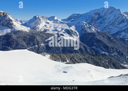 Dolomites italiennes en hiver à partir de la Val di Fassa, domaine skiable de la région Trentin-Haut-Adige, Italie Banque D'Images