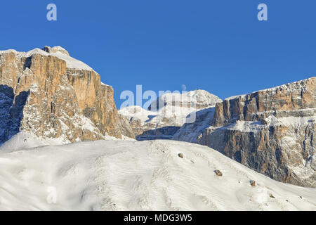 Dolomites italiennes en hiver à partir de la Val di Fassa, domaine skiable de la région Trentin-Haut-Adige, Italie Banque D'Images