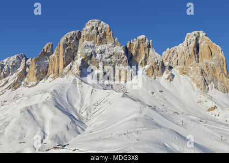 Vue sur le Sassolungo Langkofel (Groupe) des Dolomites italiennes à partir de la Val di Fassa, domaine skiable de la région Trentin-Haut-Adige, Italie Banque D'Images