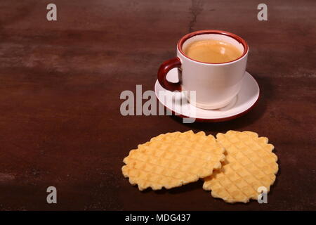 Wafel, gaufre au caramel et tasse à café, coffeebreak isolé sur fond sombre Banque D'Images