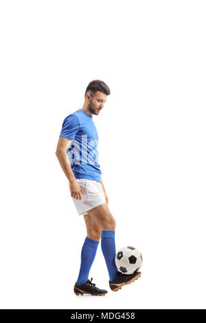 Profil de pleine longueur de balle un joueur de soccer juggling a football isolé sur fond blanc Banque D'Images